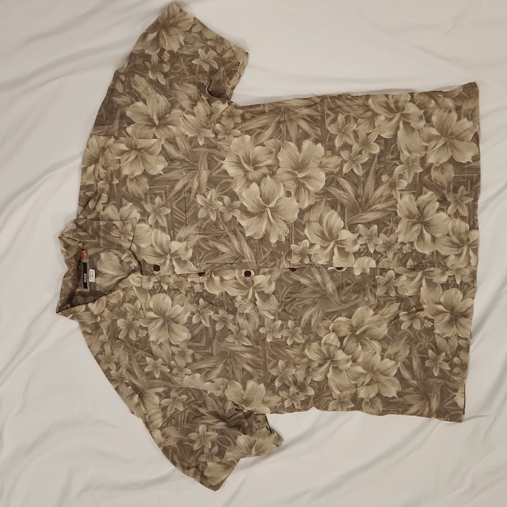 MEN'S QuickSilver Button up size XL